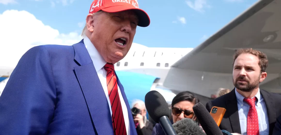 Partido de extrema direita na Espanha sonha em copiar o “modo Trump de hospitalidade” com imigrantes