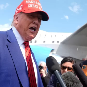 Partido de extrema direita na Espanha sonha em copiar o “modo Trump de hospitalidade” com imigrantes
