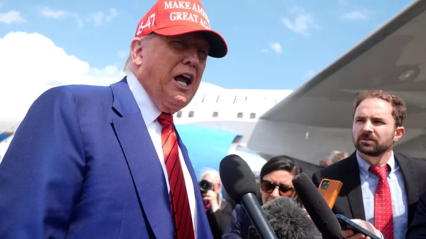 Partido de extrema direita na Espanha sonha em copiar o “modo Trump de hospitalidade” com imigrantes