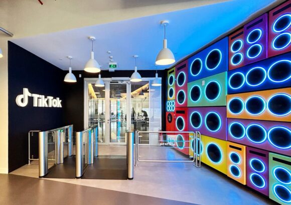 TikTok tem vagas de trabalho remoto para quem fala português e vive dentro ou fora do Brasil, veja como aplicar