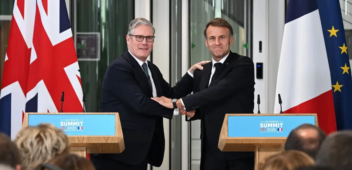 UE vai avaliar legalidade do acordo de devolução de migrantes entre Reino Unido e França antes de manifestar apoio