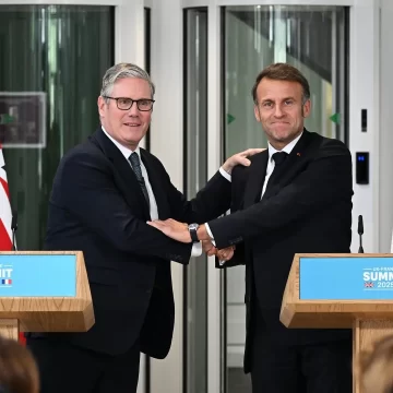 UE vai avaliar legalidade do acordo de devolução de migrantes entre Reino Unido e França antes de manifestar apoio