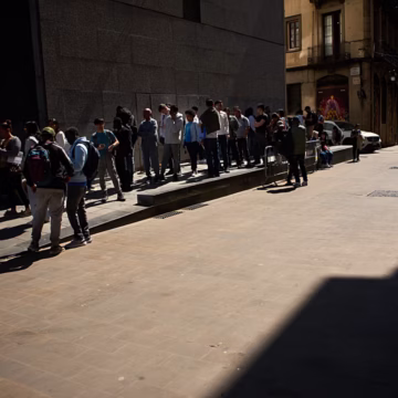 Espanha inicia processo de regularização de imigrantes Espanha inicia regularização em massa de imigrantes com mais de 43.000 pedidos na 1ª semana
