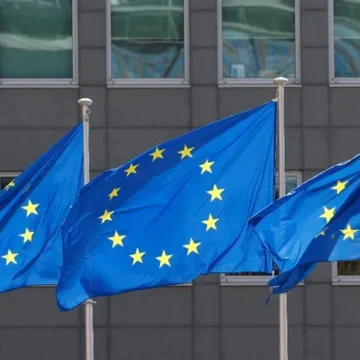 União Europeia flexibiliza regras do Cartão Azul para atrair profissionais qualificados União Europeia flexibiliza regras do Cartão Azul para atrair profissionais qualificados